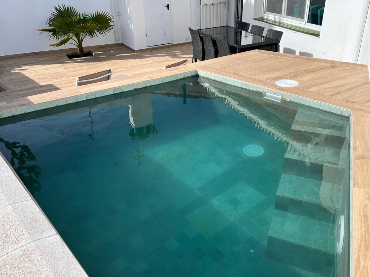 Karibu Beach & Pool マルベーリャ エクステリア 写真
